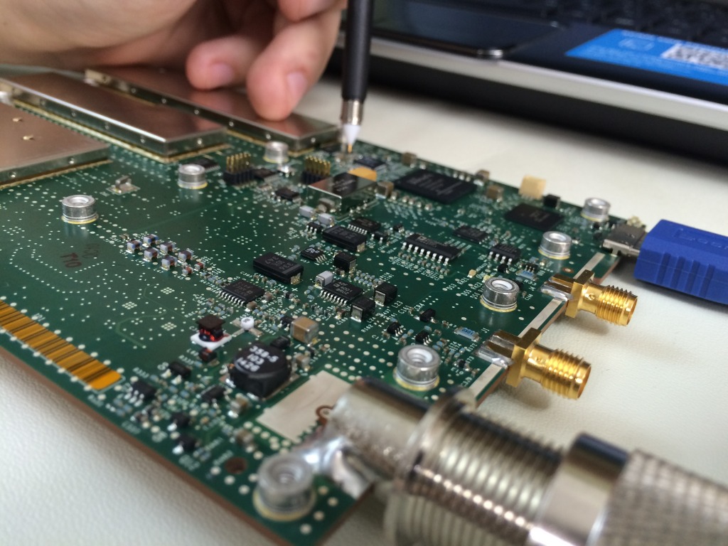 Probing around inside the Tektronix RSA306 USB 3.0 Spectrum Analyzer