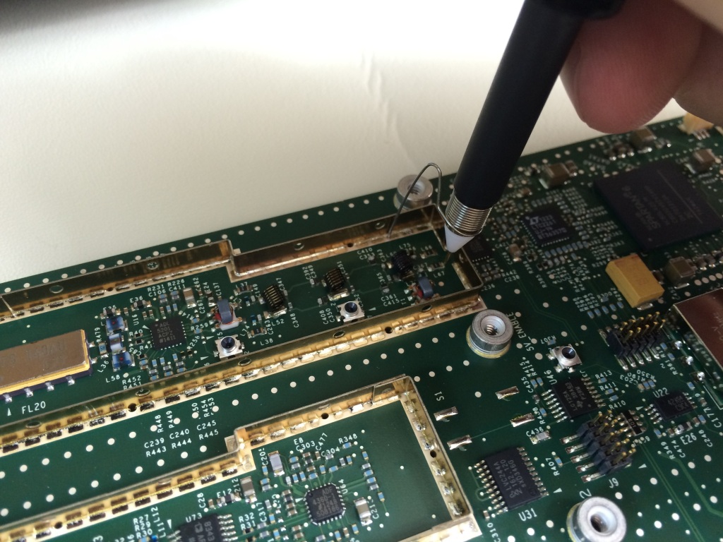 Probing around inside the Tektronix RSA306 USB 3.0 Spectrum Analyzer