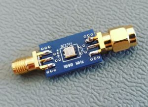 SAW filter PCB with SMA connectors for 1090 MHz (ADS-B). Mismatched input and output traces (Z=100 Ohms, l=3,5mm) have been deemed acceptable. 