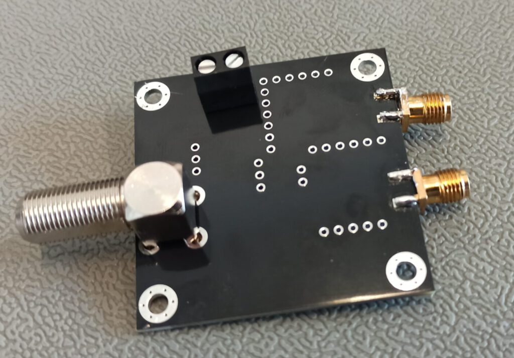 Backside of the Triplexer PCB with F-type connector for the LNB-syde, edge mount SMA connectors and screw terminal for the DC supply voltage