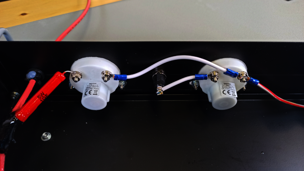 From left to right: High voltage output cable (red), 1 Gigaohms measurement Resistor, 50 µA current meter for voltage measurement through measurement resistor, ground connection and 30 mA current meter.